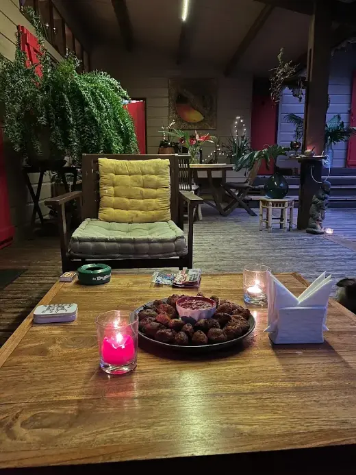 Apéritif créole de la chambre d'hôtes : amuse-bouches, rougail et bougies sous la varangue